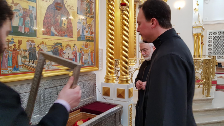 Protodeacon Alexander Kichakov of the Diocesan Cathedral in Chicago venerates the relics of St John Kochurov